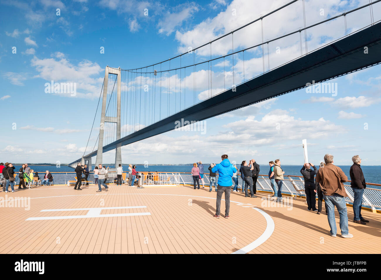 COPENHAGEN, Danimarca,17-7-2017: persone non identificato su una nave da crociera che attraversa il grande ponte della cinghia su 17-luglio 2017: questo ponte è un ponte di sospensione di co Foto Stock