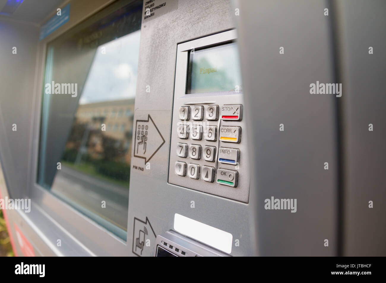 Macchina automatica per il prelievo di contanti Pinpad e grande schermo tattile in una macchina Foto Stock