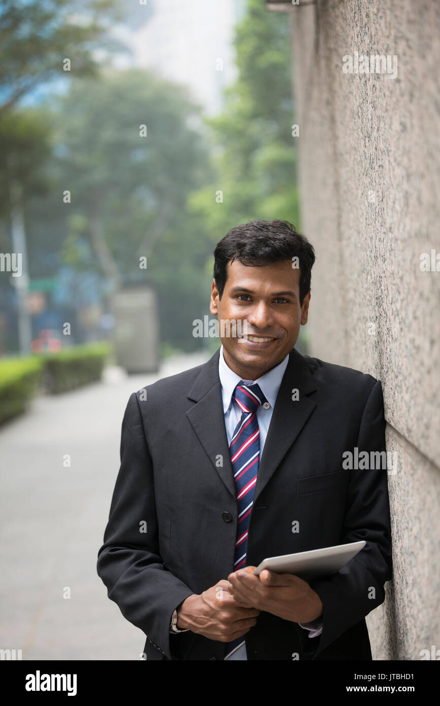 Indian business man con un computer tablet. Asian business man tramite digital computer tablet. Foto Stock