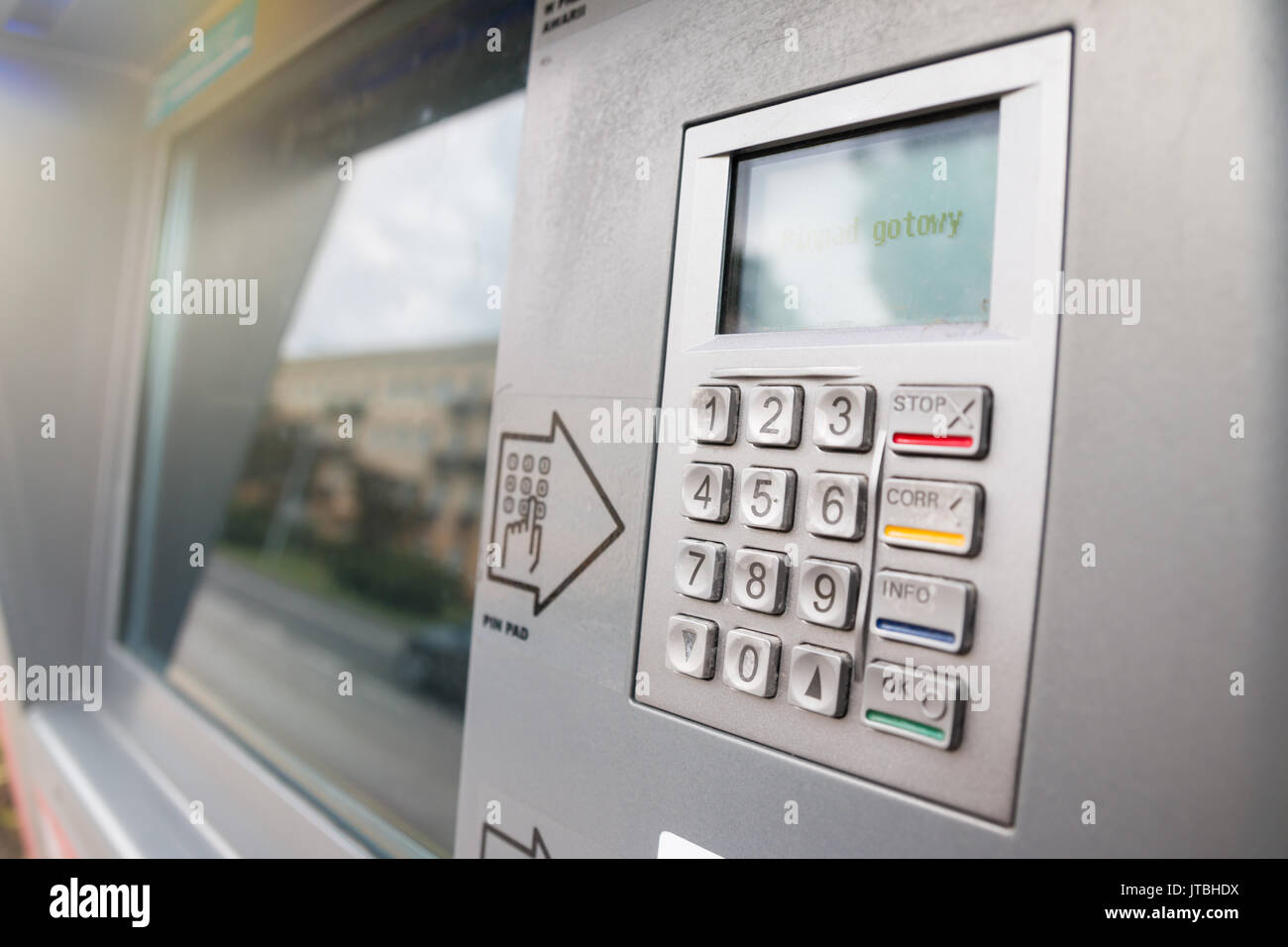 Macchina automatica per il prelievo di contanti Pinpad e grande schermo tattile in una macchina Foto Stock