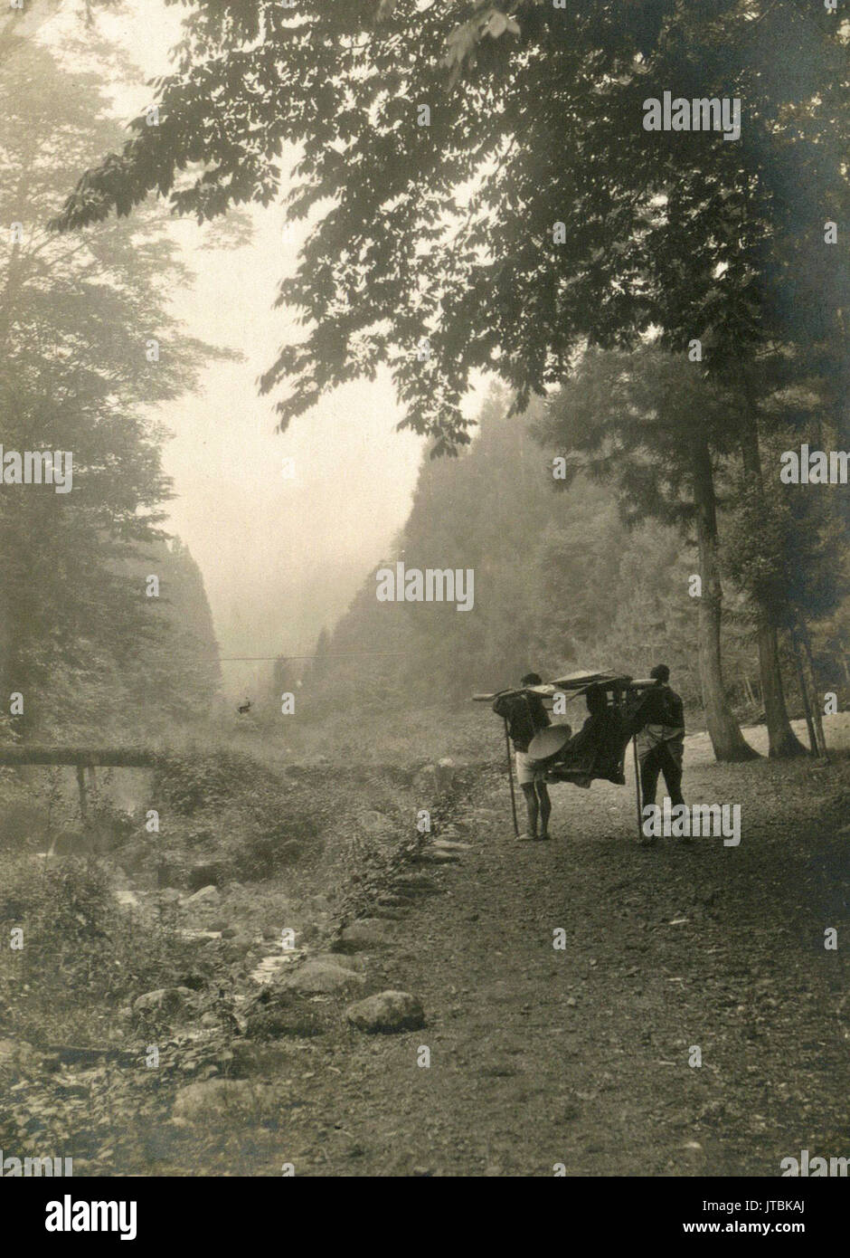 Un viaggiatore in una portantina (lettiera), Giappone Foto Stock