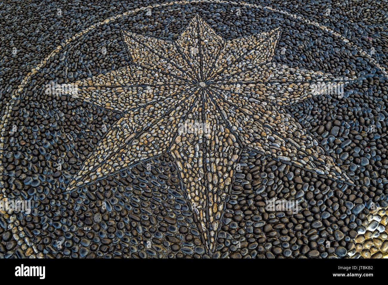 Italia Liguria Camogli - Risseu (tipica ligure a mosaico di pietre di fiume ) sul sagrato della chiesa di Santa Maria Assunta Foto Stock