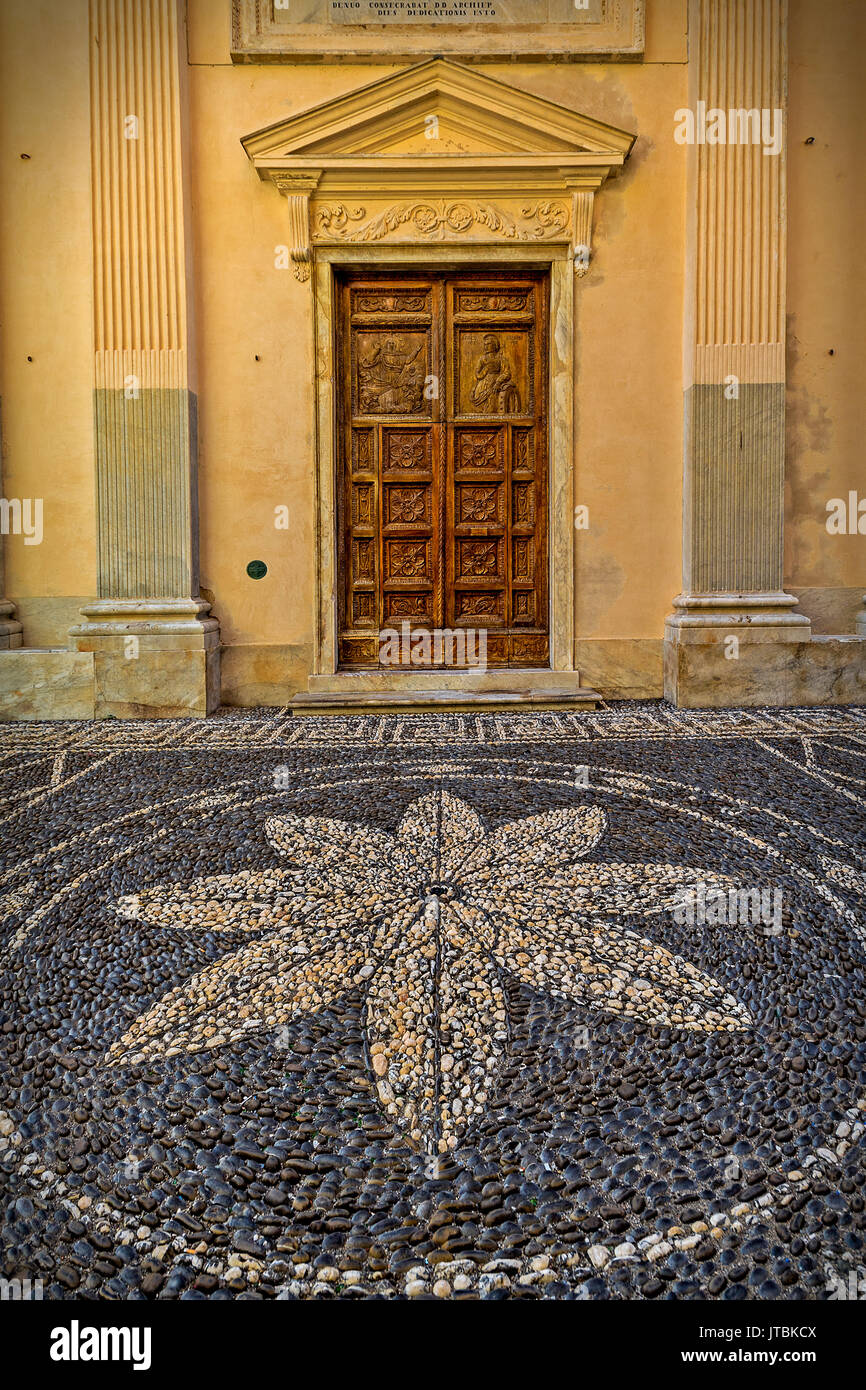 Italia Liguria Camogli - Risseu (tipica ligure a mosaico di pietre di fiume ) sul sagrato della chiesa di Santa Maria Assunta Foto Stock