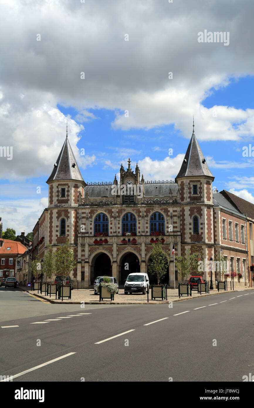 Hotel de Ville (municipio) costruito nel 1860 in stile neogotico, Rue de General du Gaulle, Auxi le Chateau, Pas de Calais, Hauts de France, Francia Foto Stock