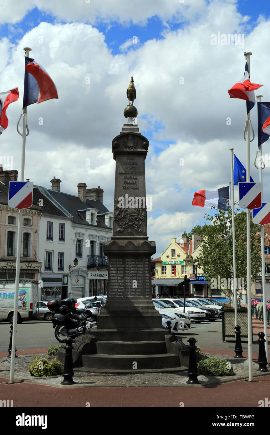 Monumento morts aux (War Memorial) creato da authom-lebel, place de l'hotel de ville, auxi le chateau, pas de Calais, hauts de france, Francia Foto Stock
