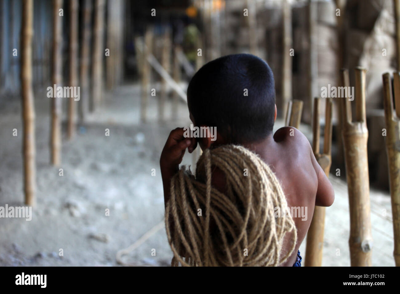 Bambino fatiche lavorando in una corda manufacturing factory a Keraniganj a Dhaka il 29 maggio 2013. Foto Stock