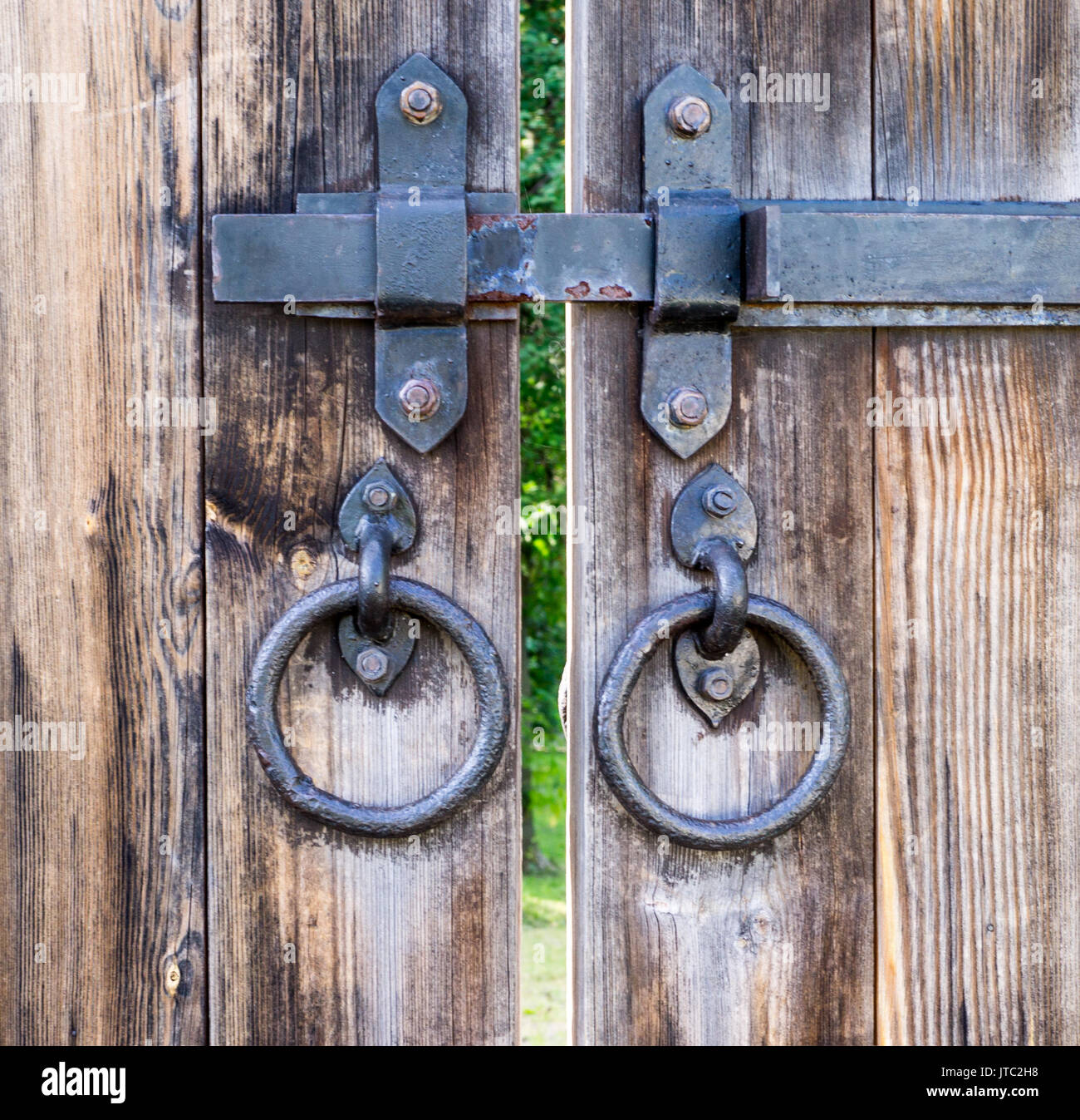 Porte in legno con manopole di ferro. sfondo, esterno Foto Stock