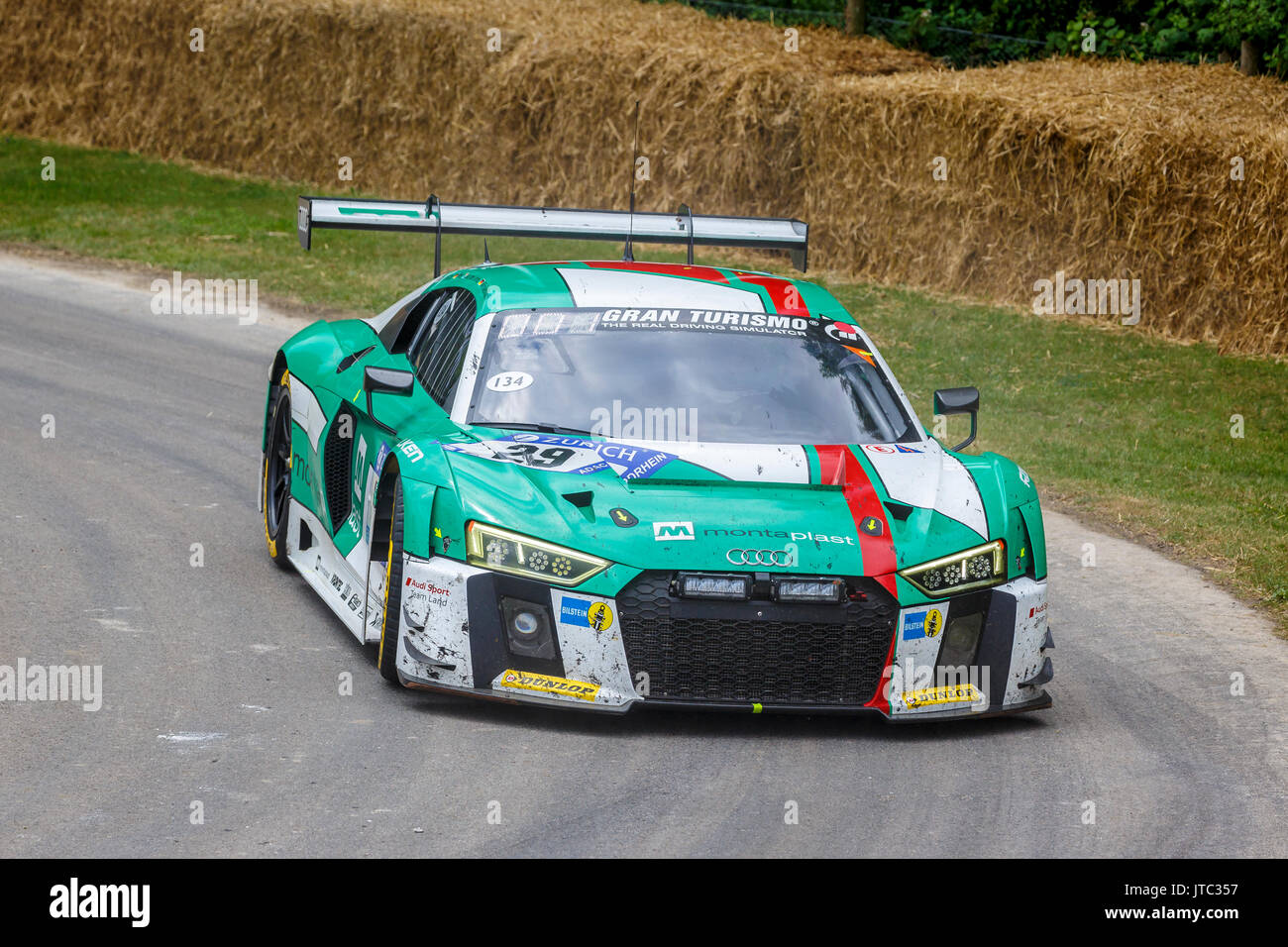 2017 Audi R8 LMS GT3 Le Mans Endurance racer con autista Connor De Phillippi al 2017 Goodwood Festival of Speed, Sussex, Regno Unito. Foto Stock