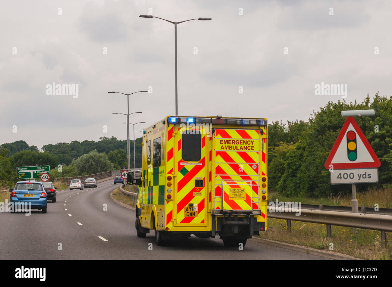 Un'ambulanza con luci blu lampeggiante racing in caso di emergenza nel Regno Unito Foto Stock