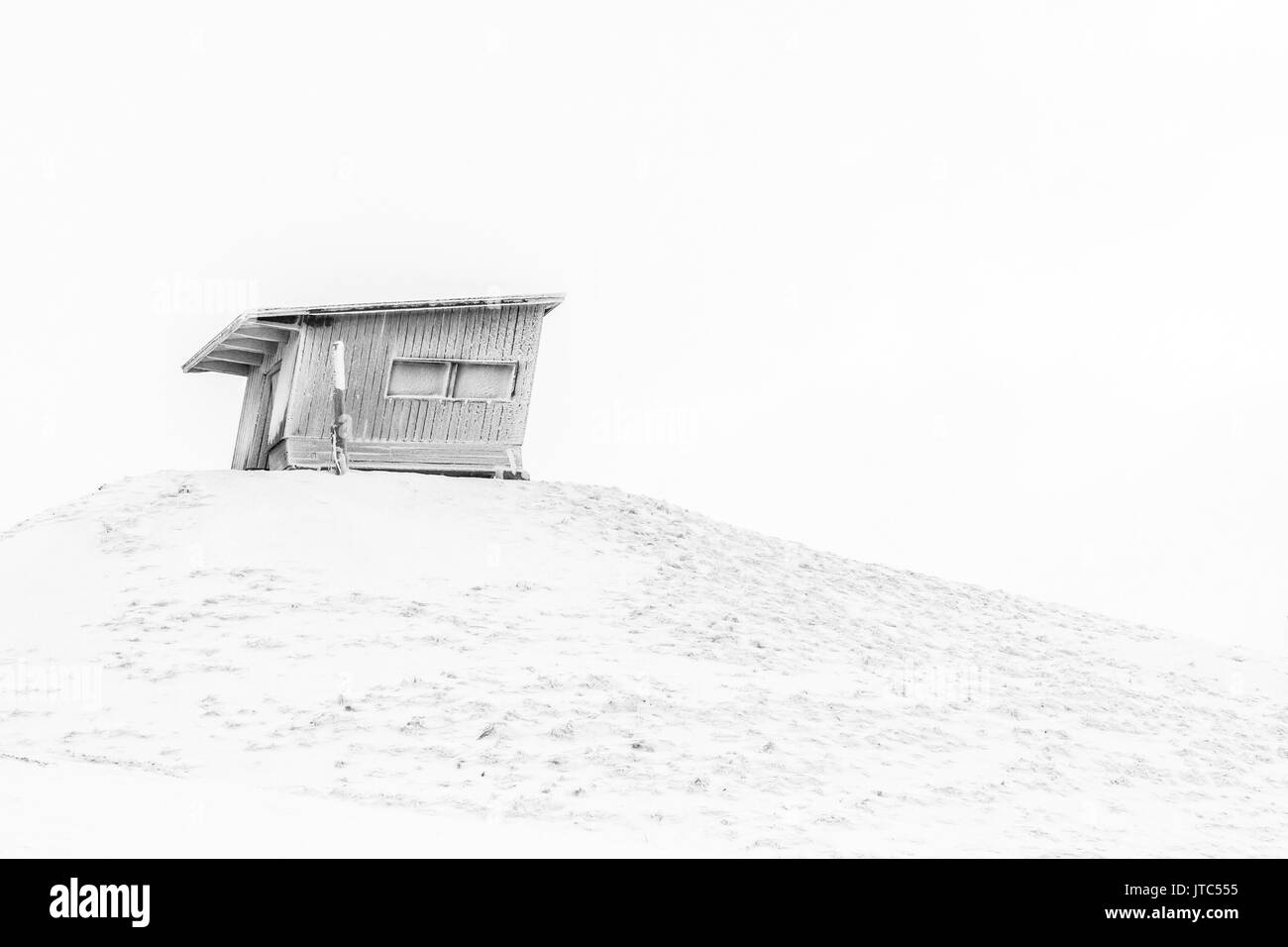 Piccola casa sulla collina. Finlandia, Ruka. Immagine in bianco e nero. Foto Stock