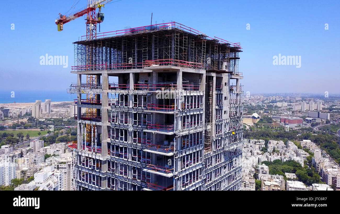 Nuovo edificio grattacielo in ultima fase di costruzione Foto Stock