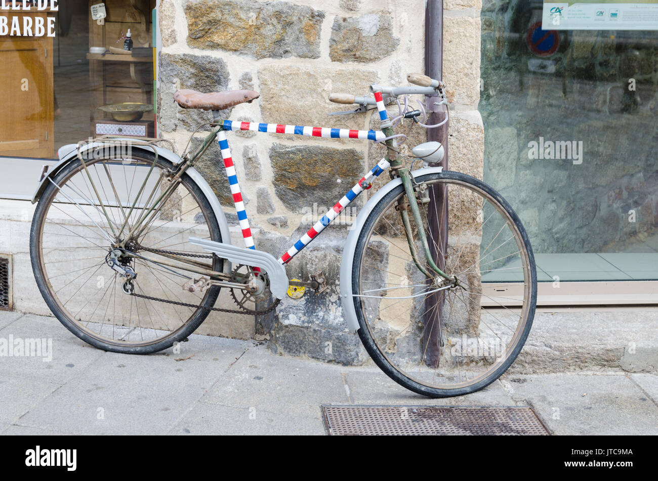 Vintage bicicletta appoggiata contro una parete a Dinan in Bretagna, Francia Foto Stock