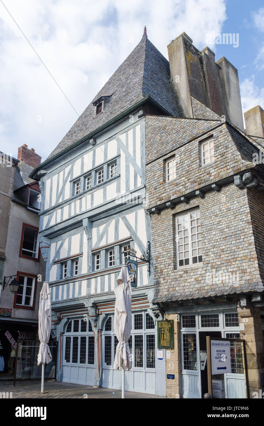 Vecchio legno incorniciata edifici della città storica fortificata di Dinan in Bretagna, Francia Foto Stock