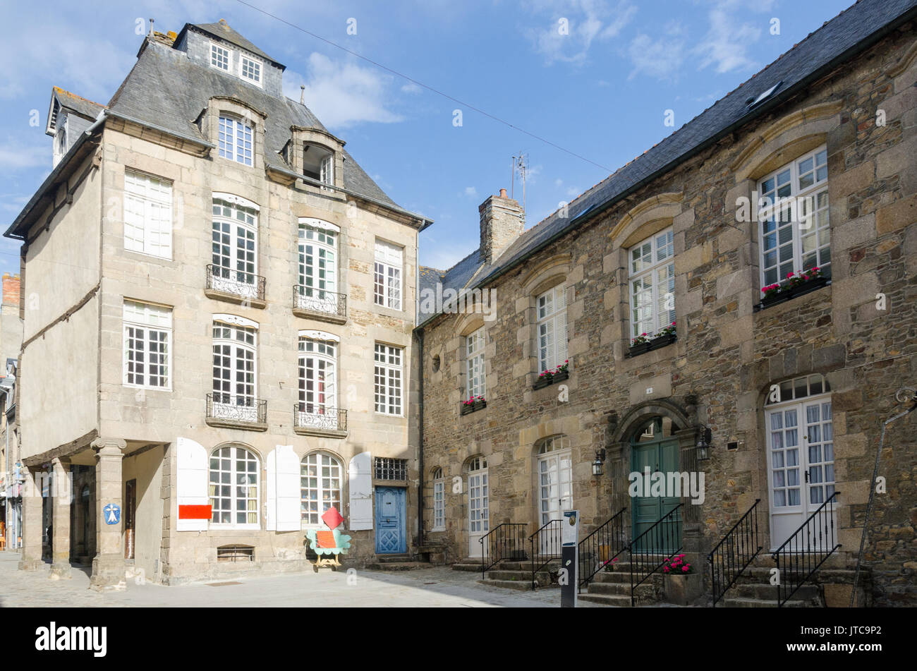 Smart case di pietra nel medievale della cittadina francese di Dinan in Bretagna, a nord ovest della Francia Foto Stock