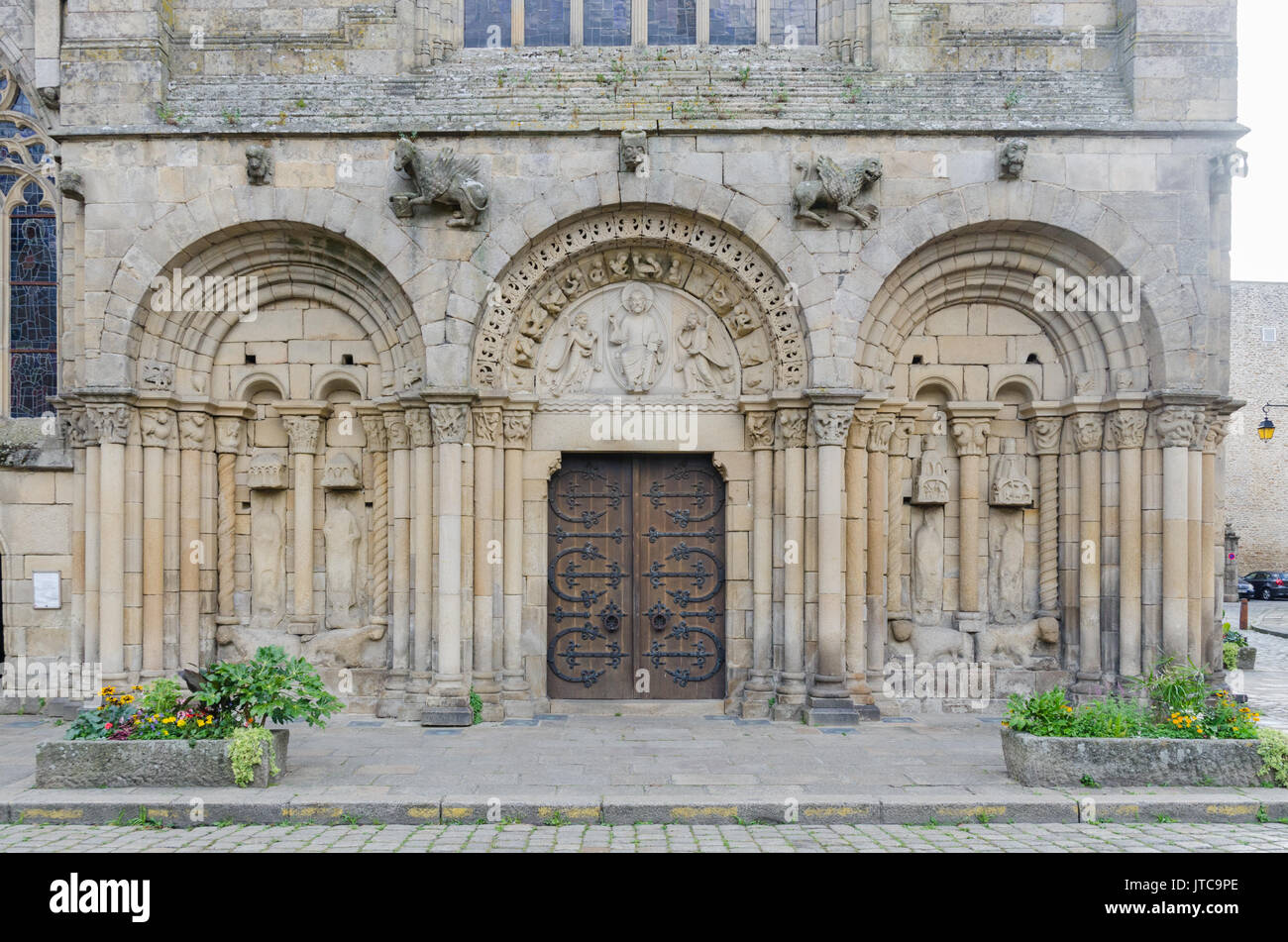 L'ingresso anteriore per la Basilique Saint-Sauveur chiesa cattolica nel medievale della cittadina francese di Dinan in Bretagna Foto Stock