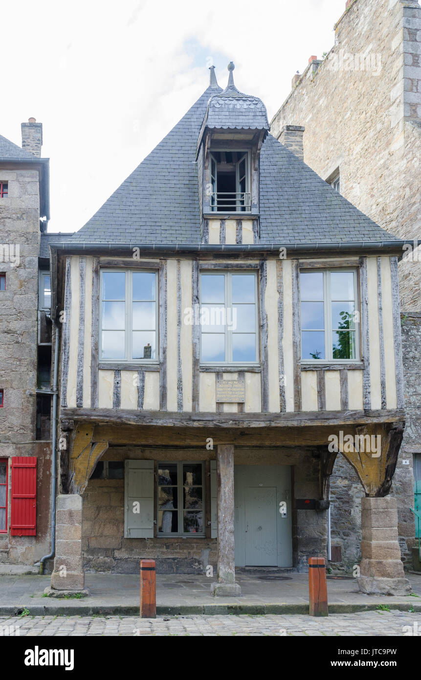 Vecchio legno incorniciata edifici della città storica fortificata di Dinan in Bretagna, Francia Foto Stock