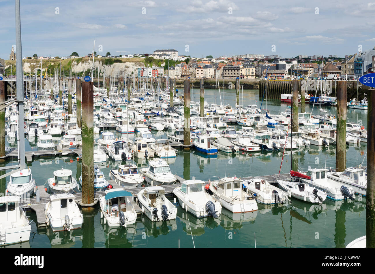 Barche ormeggiate nel porto di Dieppe in Normandia, Francia settentrionale Foto Stock