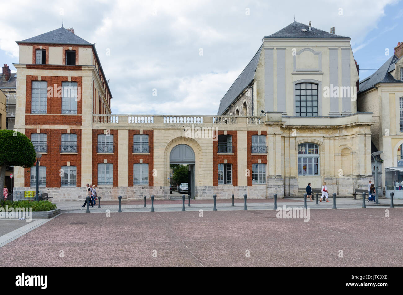 Elegante edificio sul Quai Henri IV francesi nella città portuale di Dieppe in Normandia, Francia settentrionale Foto Stock