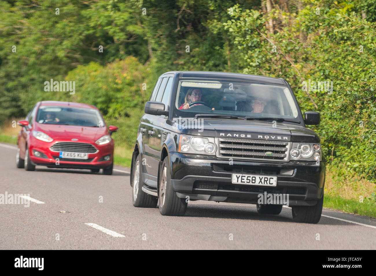 Un nero Range Rover la guida su una strada principale nel Regno Unito Foto Stock