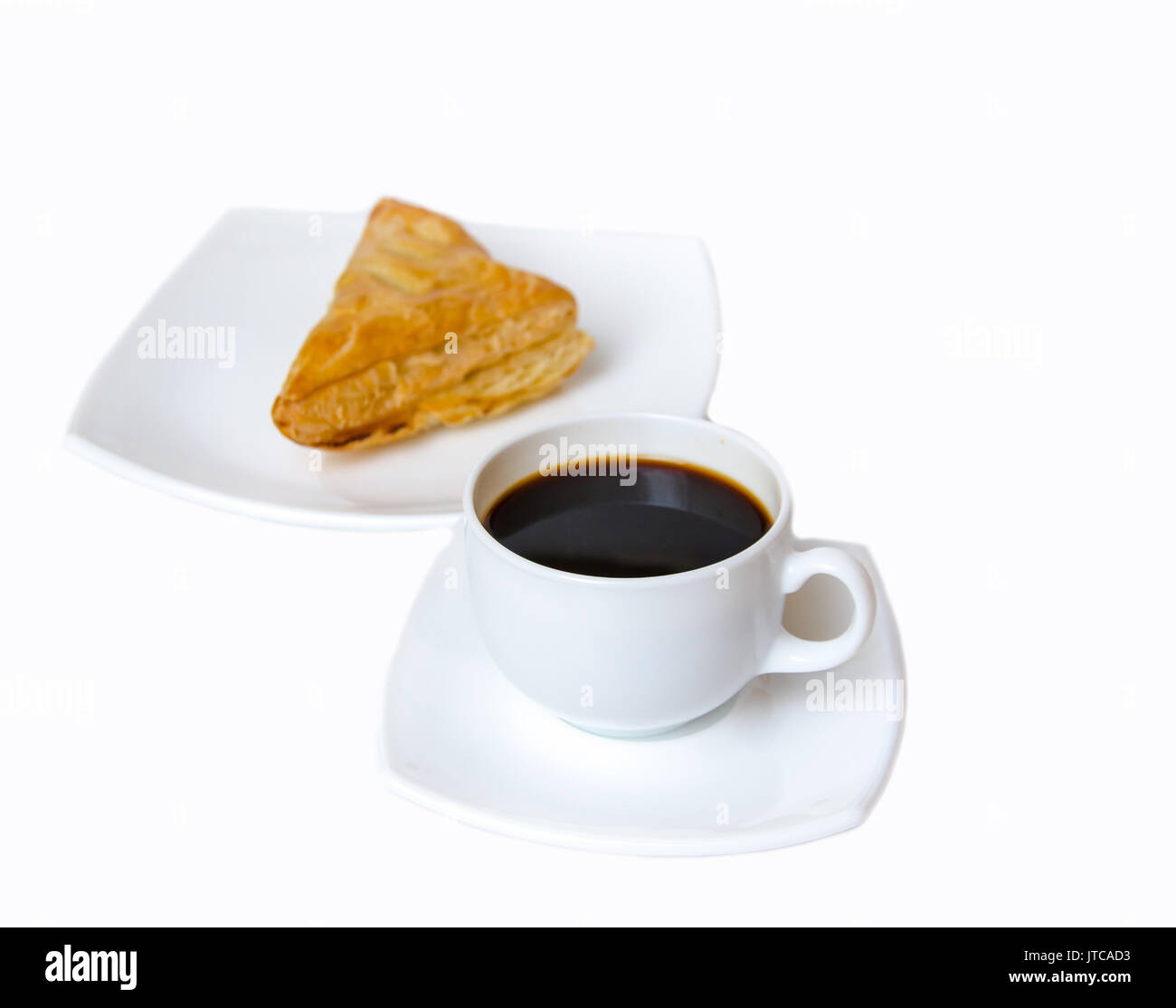 Nero caffè e torta per la colazione su sfondo bianco Foto Stock