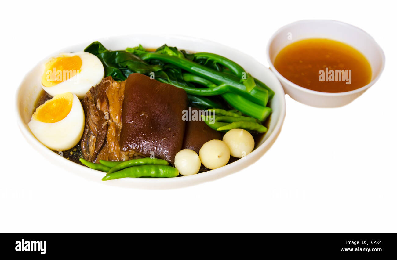 Delizioso cibo tailandese chiamata KHA MOO da stufati di carne di maiale gamba e verdura con uovo su sfondo bianco Foto Stock