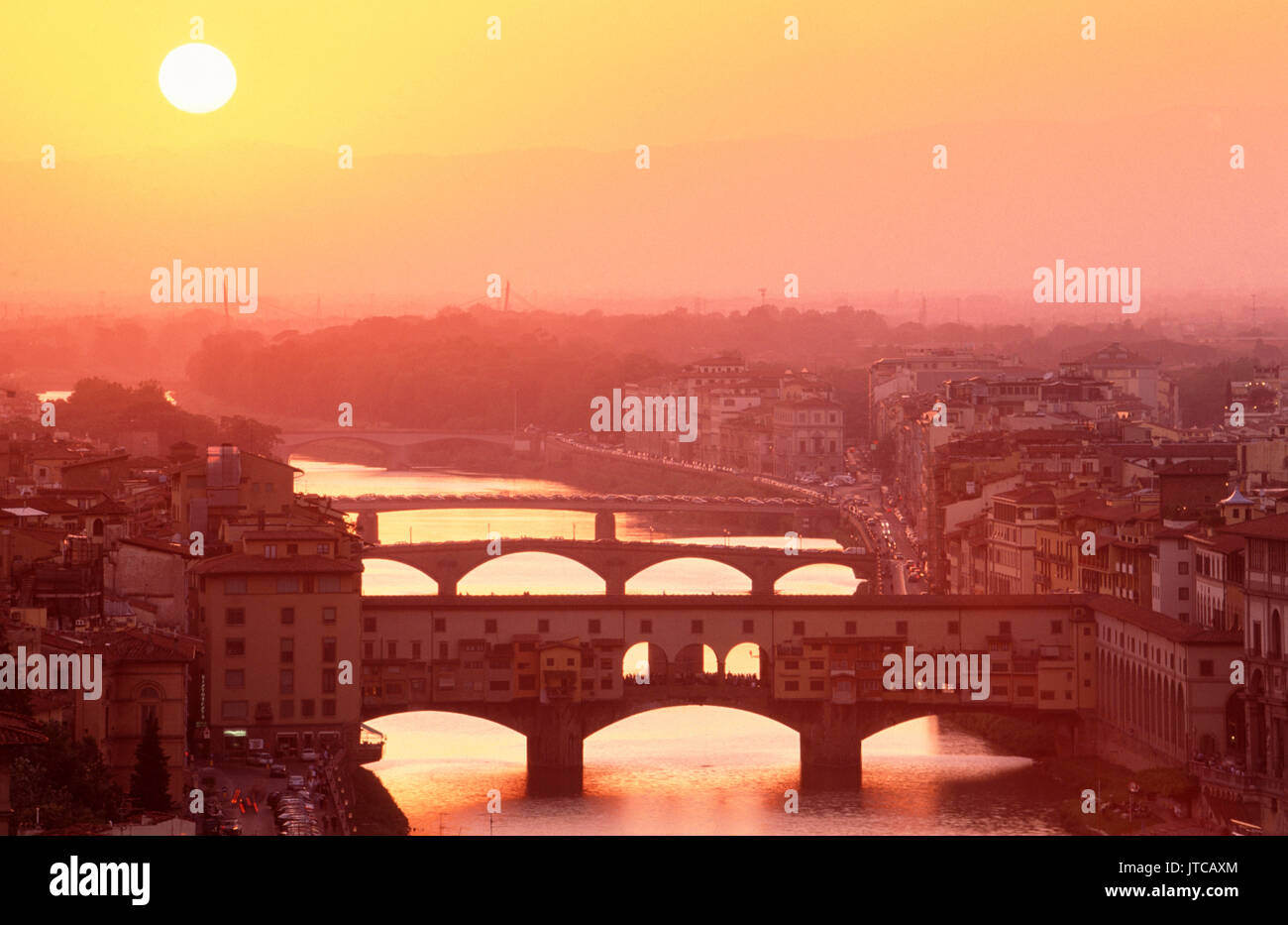 Tramonto sul fiume Arno e sul Ponte Vecchio, Firenze, Lombardia, Italia Foto Stock