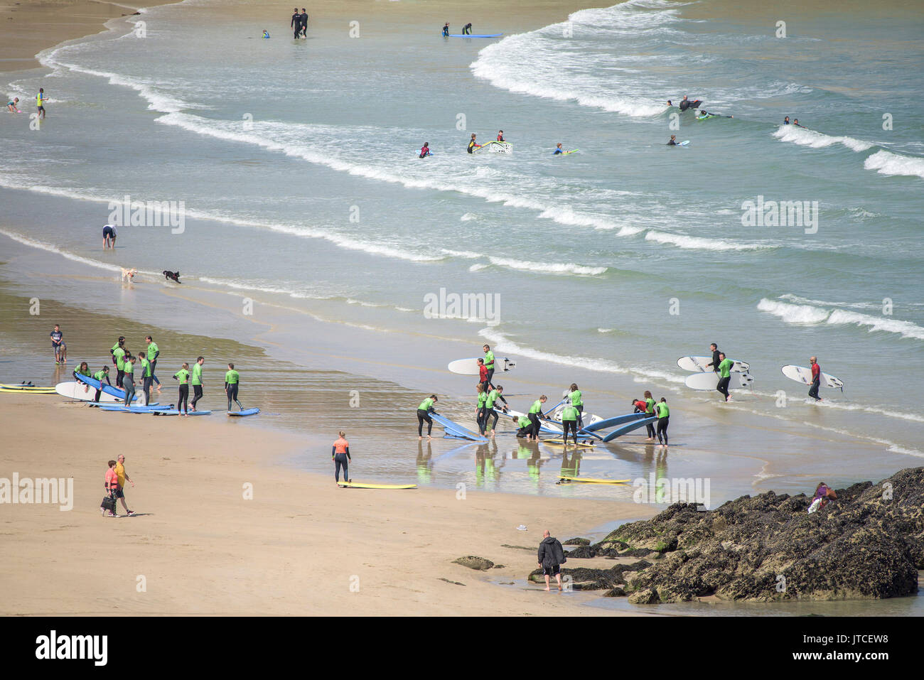 Scuole di surf su Towan Beach in Newquay, Cornwall. Foto Stock