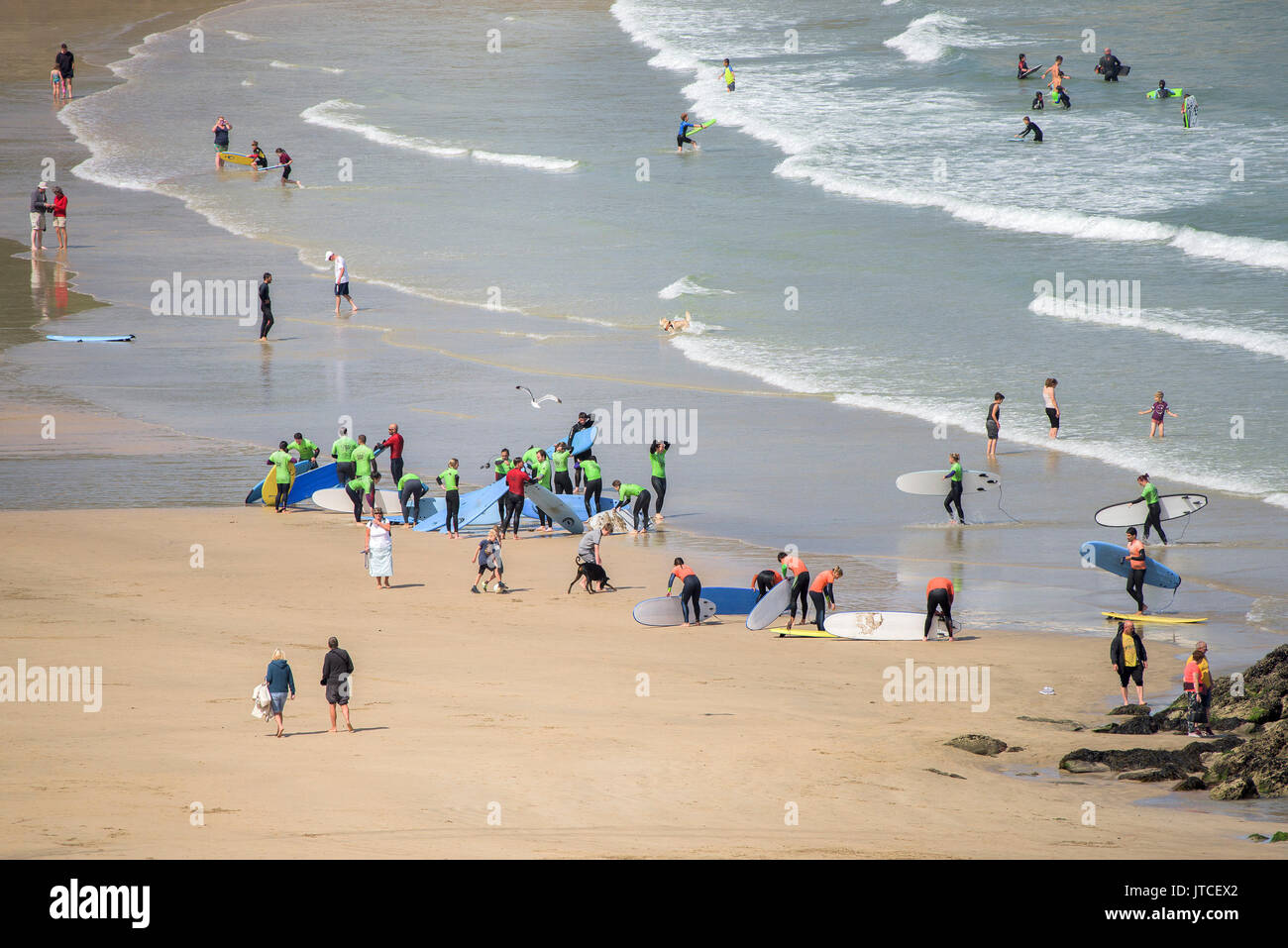 Attività su Towan Beach in Newquay, Cornwall. Foto Stock