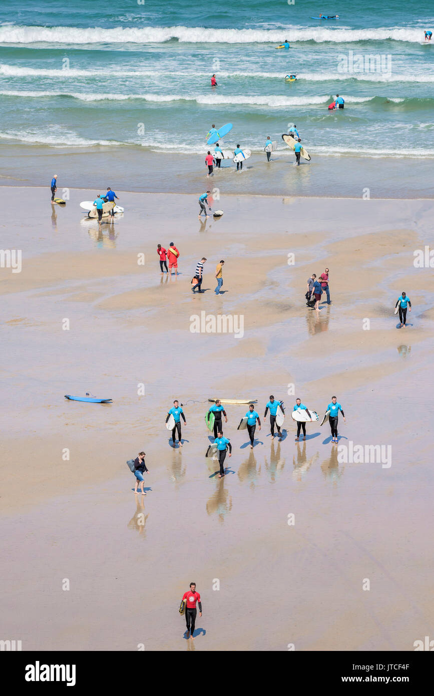 Scuole di surf sulla Spiaggia Great Western in Newquay, Cornwall. Foto Stock