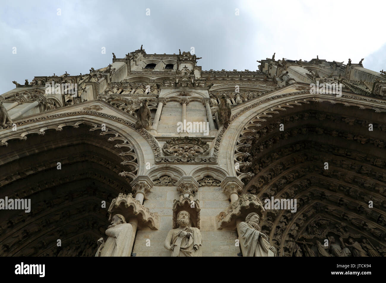Dettagli architettonici e le statue sulla cattedrale di Notre Dame in luogo di notre dame, Amiens, somme, hauts de france, Francia Foto Stock