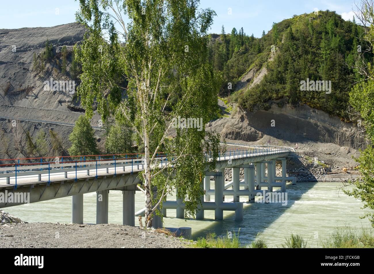 Nuovo motorino ponte attraverso il fiume di Katun Foto Stock