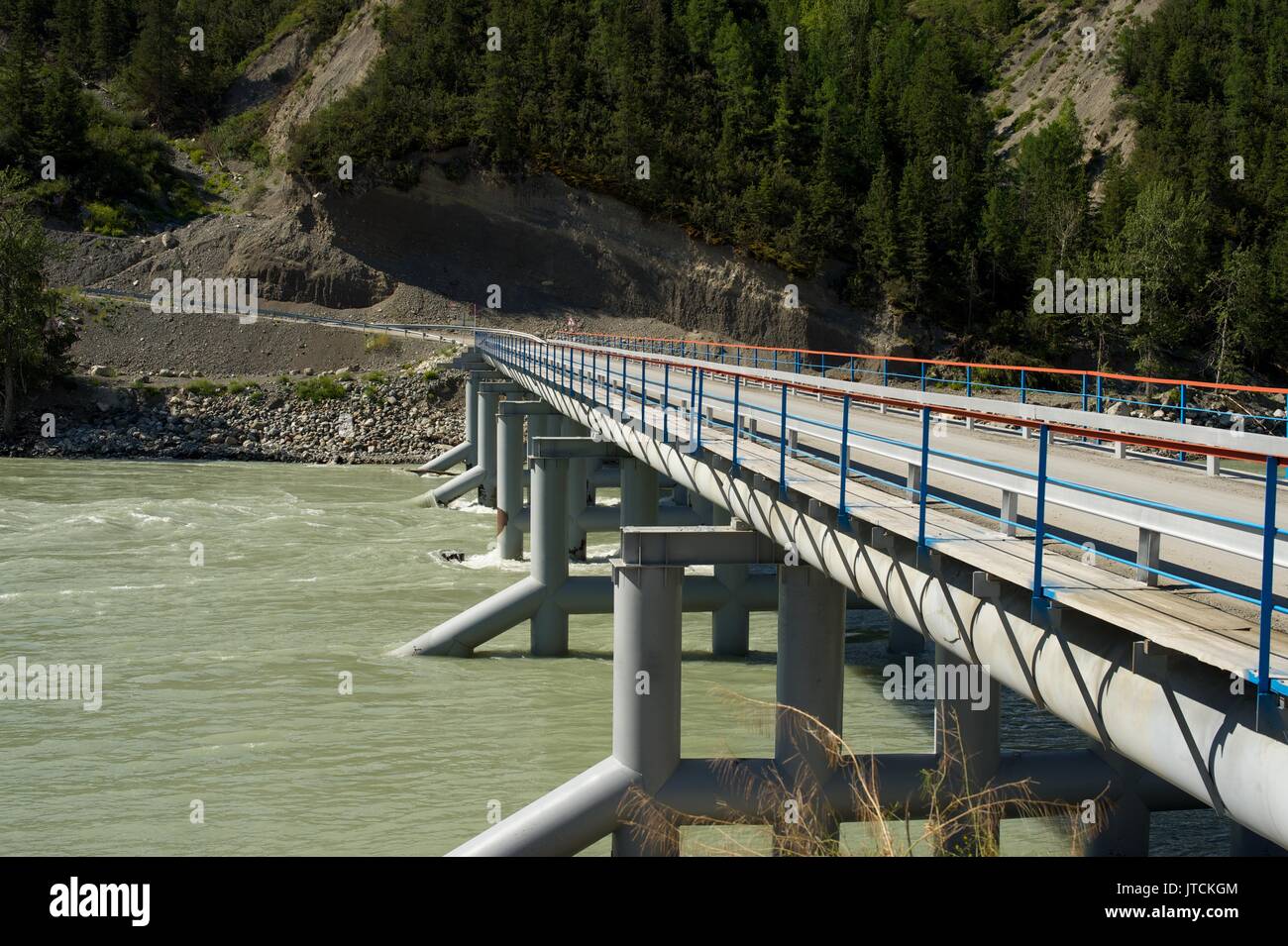 Nuovo motorino ponte attraverso il fiume di Katun Foto Stock