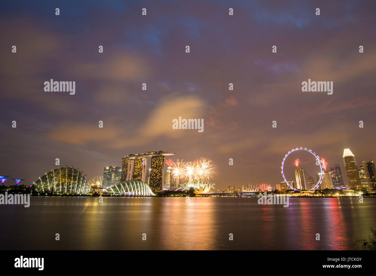 Singapore - Lug 4, 2015. Fuochi d'artificio di Marina Bay a Singapore. Poiché l'indipendenza nel 1965, l'economia di Singapore ha conosciuto un rapido develo economica Foto Stock