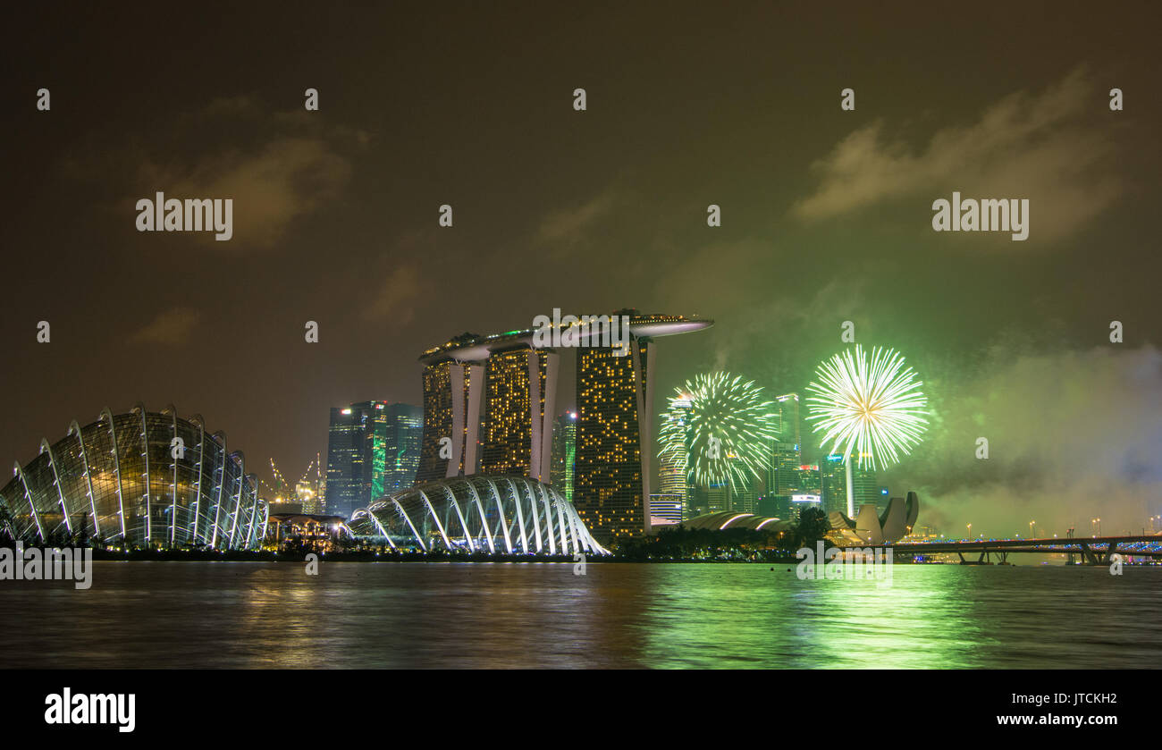 Singapore - Lug 4, 2015. Fuochi d'artificio di Marina Bay a Singapore. Singapore ha ottenuto l'indipendenza come la Repubblica di Singapore (rimanendo entro il Comune Foto Stock