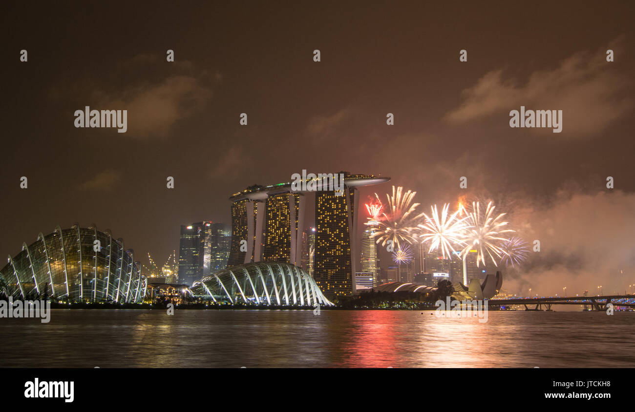 Singapore - Lug 4, 2015. Fuochi d'artificio di Marina Bay a Singapore. Singapore ha un altamente sviluppata economia di mercato, basata su storicamente entrepo estesa Foto Stock