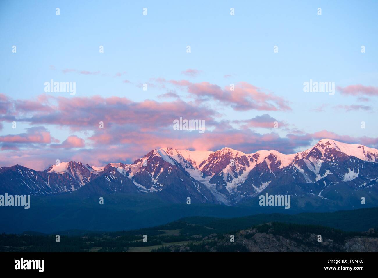 Montagne di Altai in area Kurai con Nord Chuisky Ridge su sfondo. Foto Stock