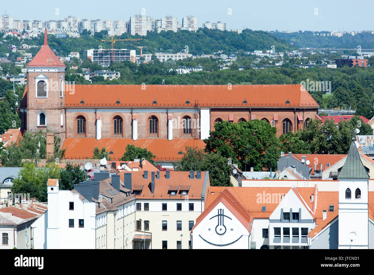 Il punto di vista del xv secolo Cattedrale cattolica romana Basilica a Kaunas old town (Lituania). Foto Stock