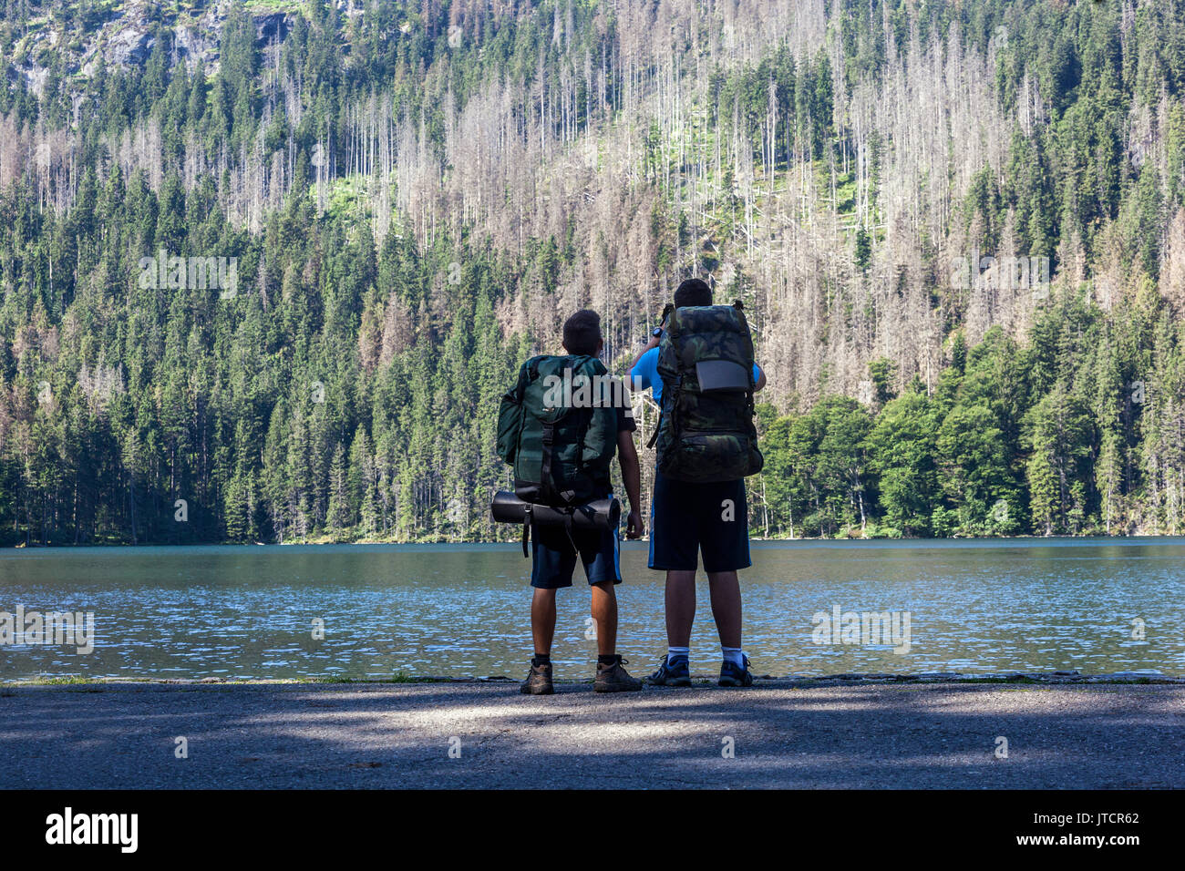 Due escursionisti sulla riva del Lago Nero, Sumava, escursionismo in Repubblica Ceca Foto Stock