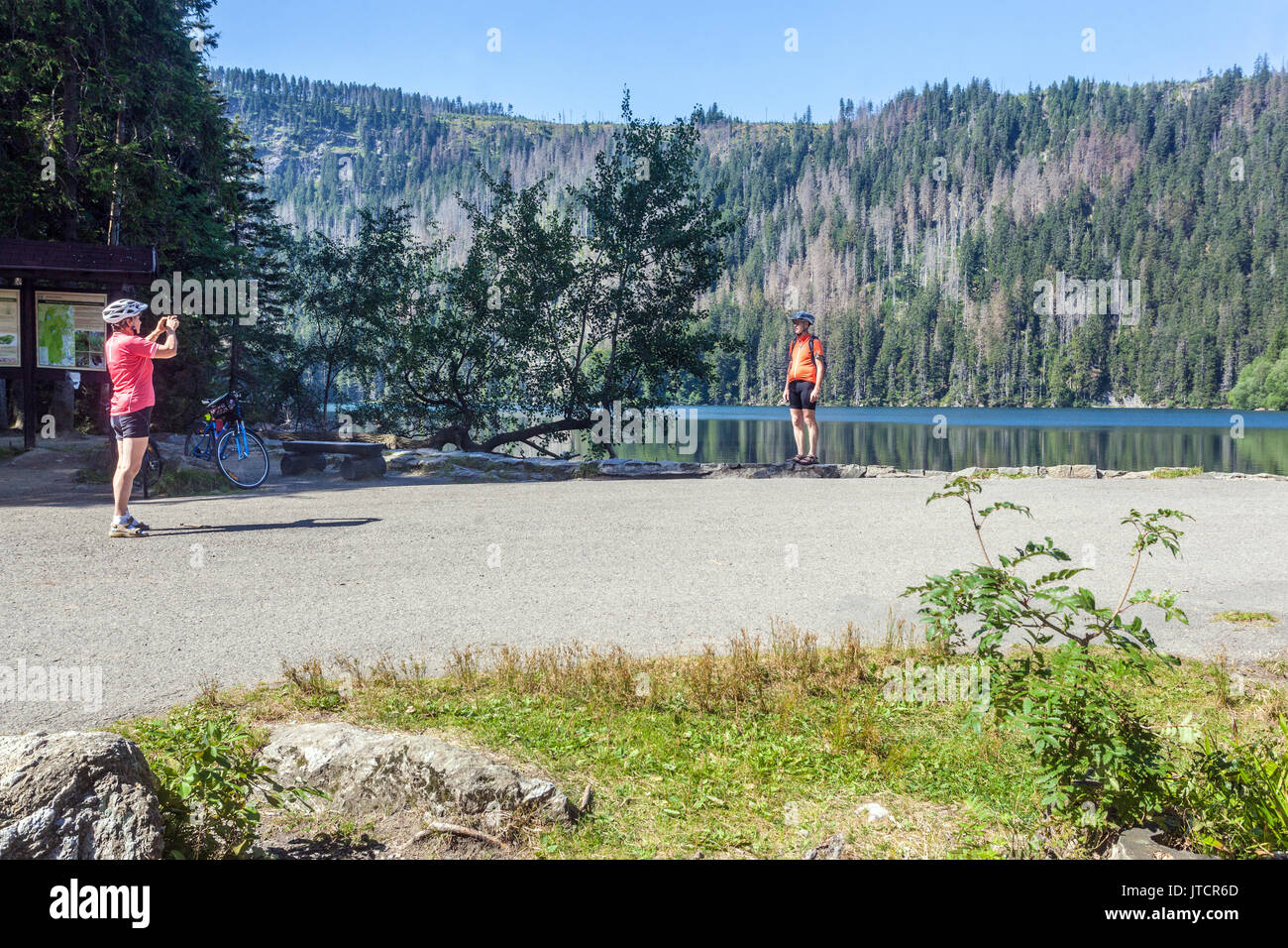 Due turisti sulla riva del Lago Nero, Sumava, Repubblica Ceca Foto Stock