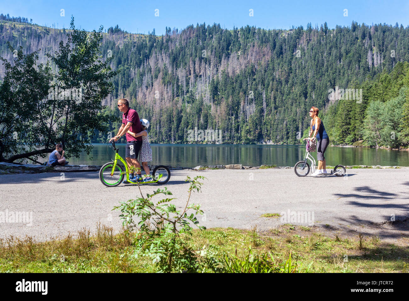 Turisti sulla riva del Lago Nero, Scooters, Sumava, Repubblica Ceca Certovo jezero Foto Stock