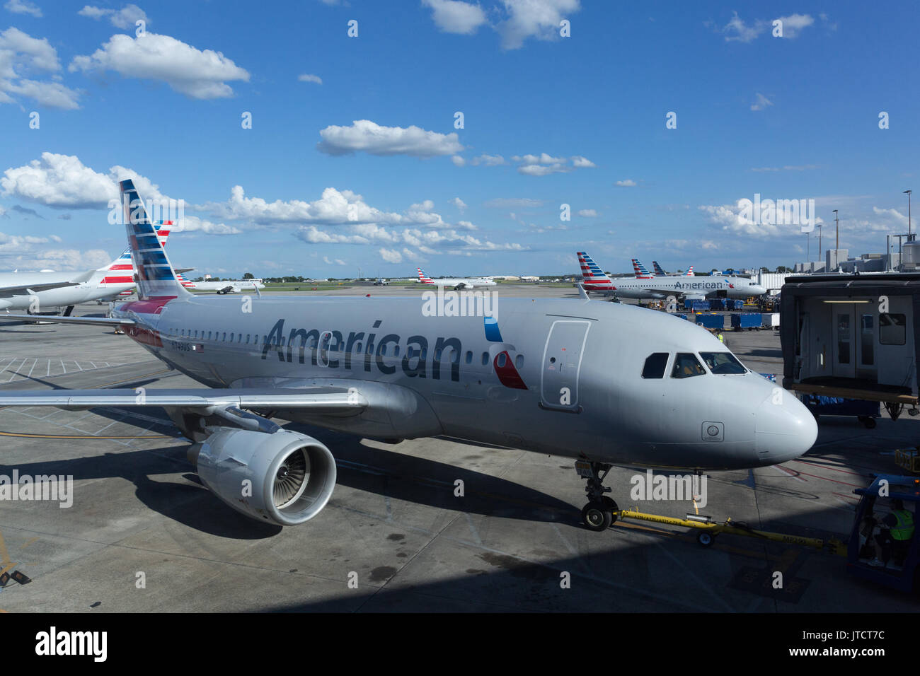 American Airlines e American Eagle aerei presso l'Aeroporto Internazionale Charlotte Douglas, North Carolina, STATI UNITI D'AMERICA Foto Stock