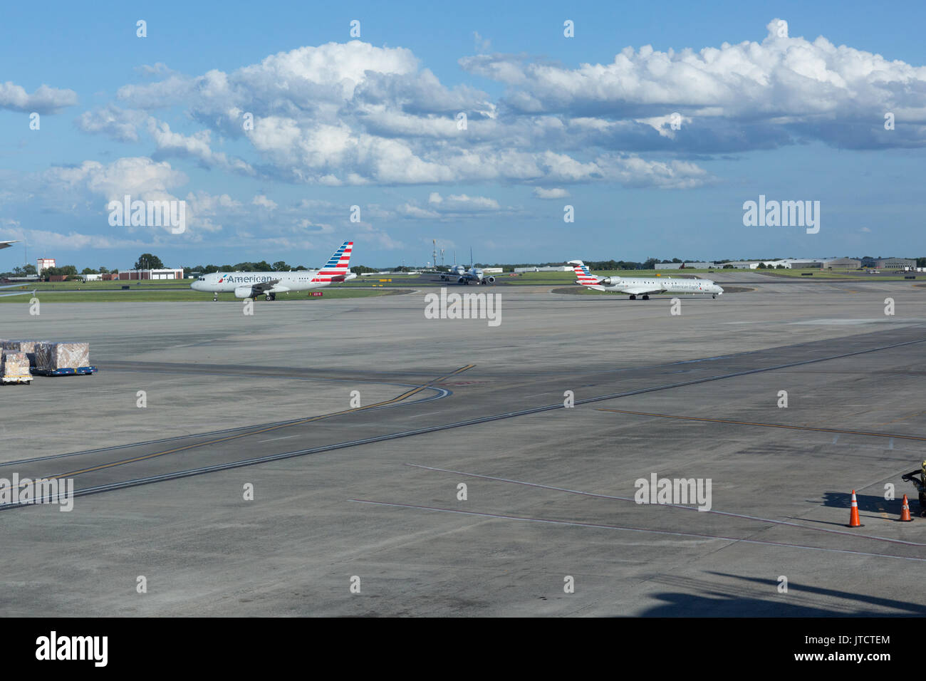 American Airlines e American Eagle aerei presso l'Aeroporto Internazionale Charlotte Douglas, North Carolina, STATI UNITI D'AMERICA Foto Stock