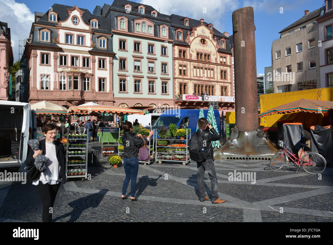 Mainz, Germania - 9 Ottobre 2015 - donna shopping e parlando sul mercato locale in Mainz Foto Stock