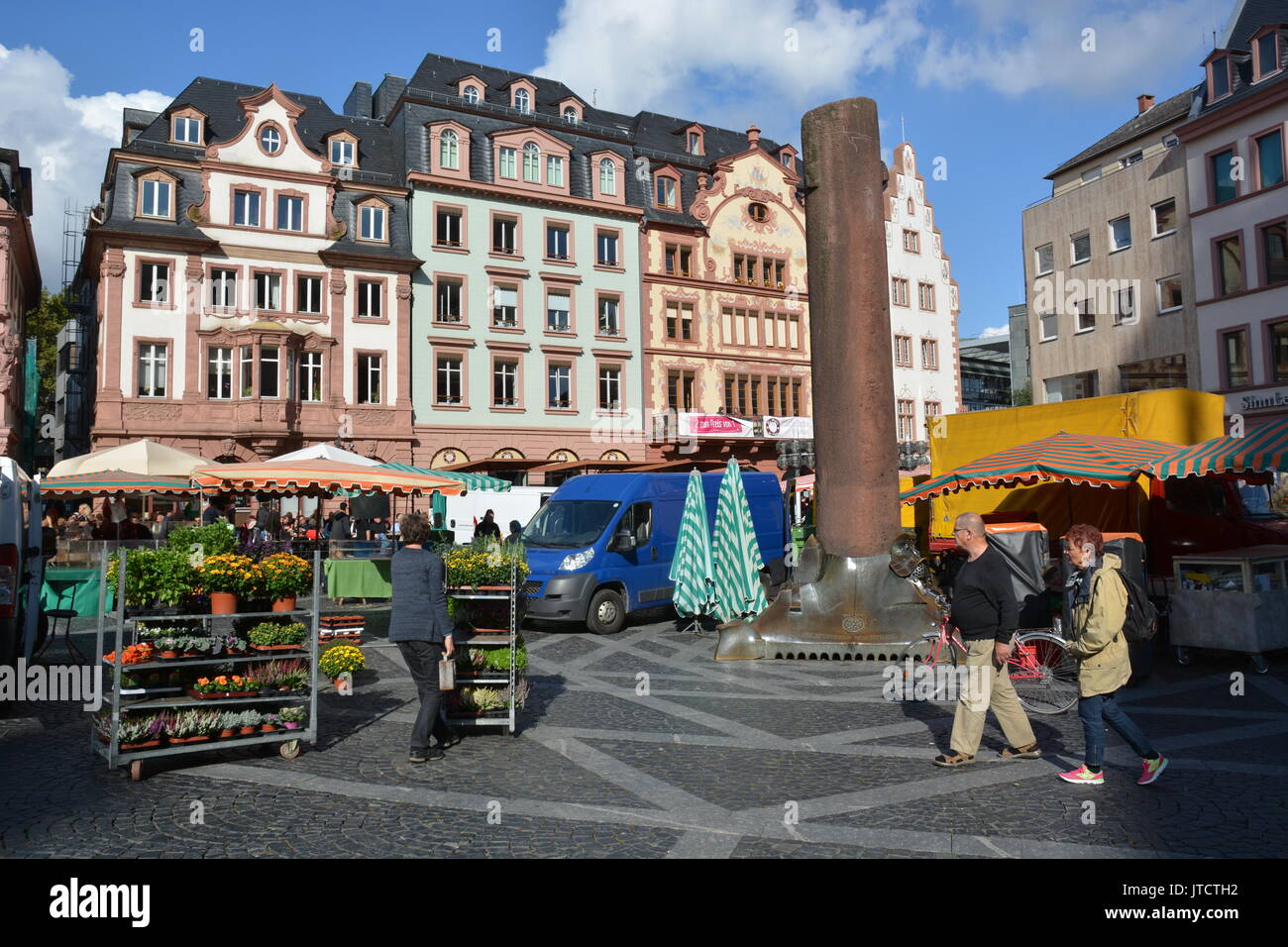 Mainz, Germania - 9 Ottobre 2015 - donna shopping e parlando sul mercato locale in Mainz Foto Stock