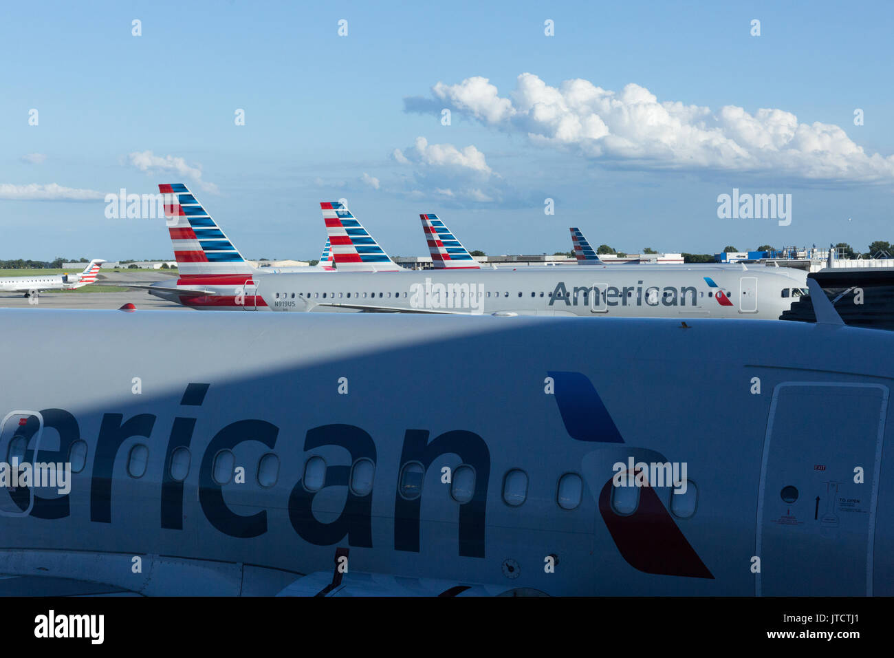 American Airlines e American Eagle aerei presso l'Aeroporto Internazionale Charlotte Douglas, North Carolina, STATI UNITI D'AMERICA Foto Stock