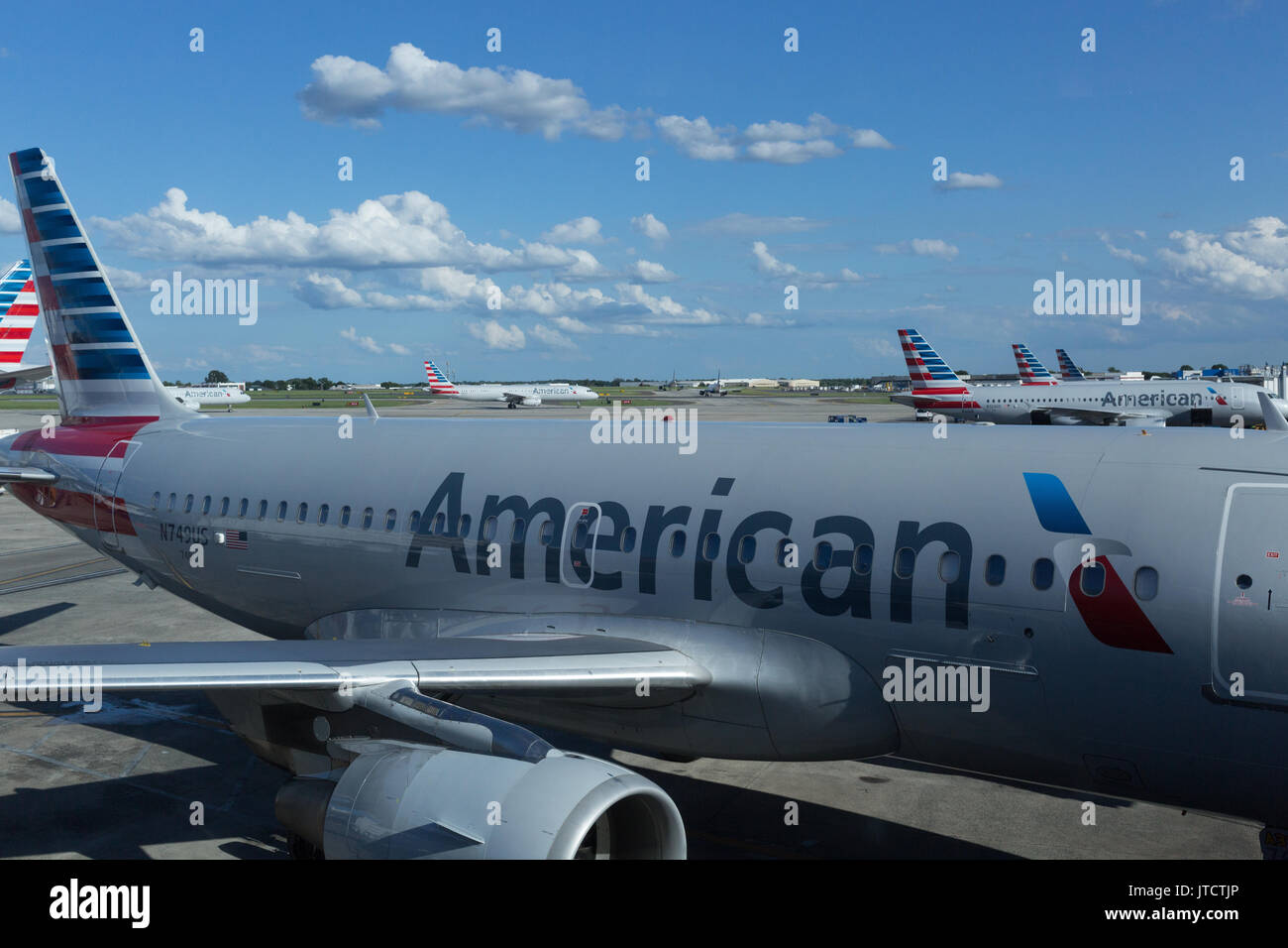 American Airlines e American Eagle aerei presso l'Aeroporto Internazionale Charlotte Douglas, North Carolina, STATI UNITI D'AMERICA Foto Stock