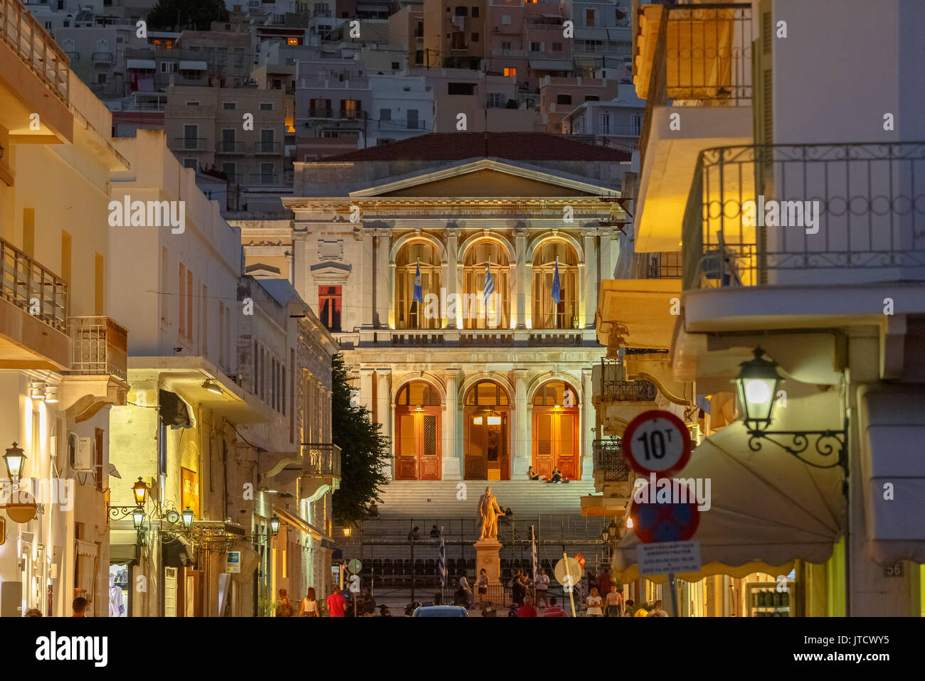 Il Municipio di Syros in Miaouli Square, Grecia. Esso fu progettato da Ernst Ziller ed è uno dei più bei edifici neoclassici in Syros Foto Stock