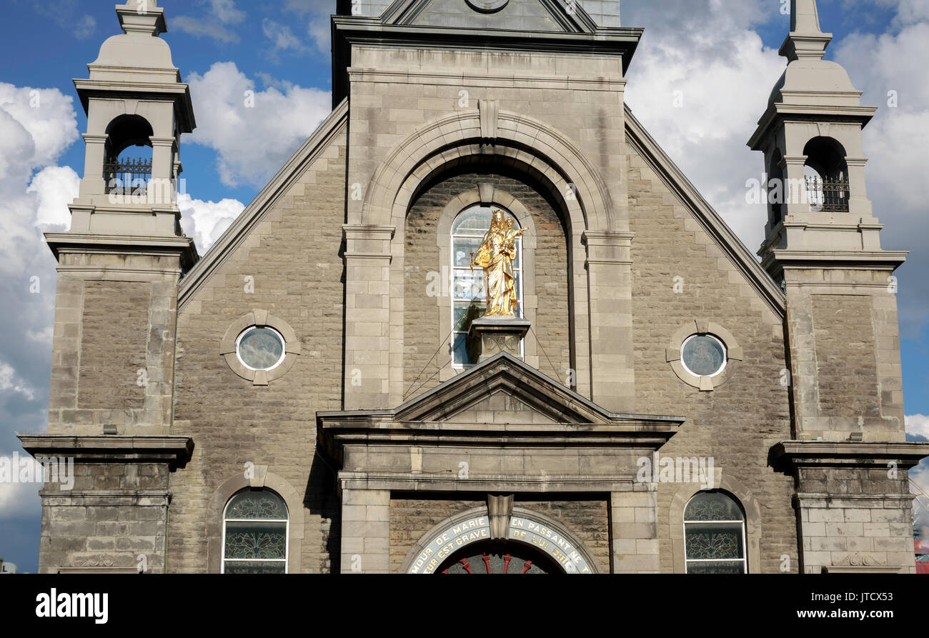 Statua in bronzo e la parte superiore della facciata della vecchia chiesa di Montreal, Canada. A partire dagli anni sessanta molti di Montreal del chiese o sono state demolite o rinnovato. Foto Stock