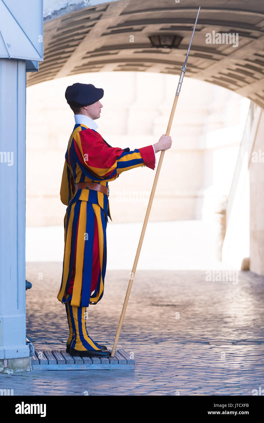 Città del Vaticano - Vaticano - Ottobre 16, 2016: famosa Guardia svizzera di guardia all'ingresso della Città del Vaticano. La protezione papale con circa 100 uomini è il mondo Foto Stock