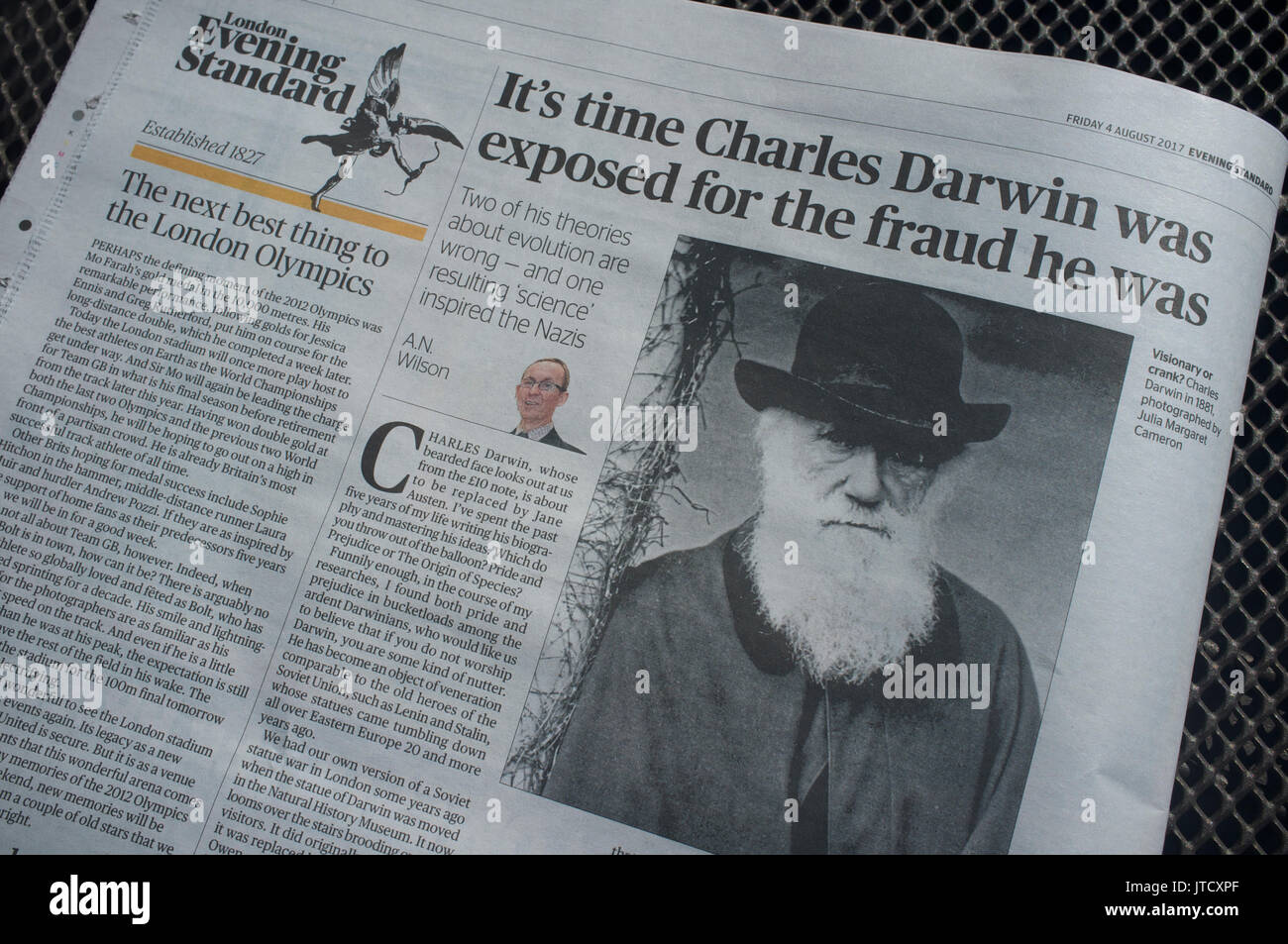 "È tempo di Charles Darwin è stato esposto per la frode era': un articolo a Londra la sera giornale Standard Foto Stock